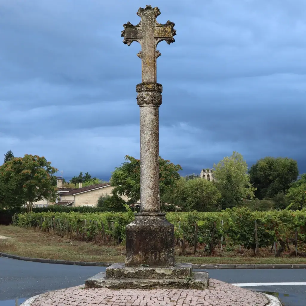 croix de chemin au centre du villande de Lalande de Pomerol